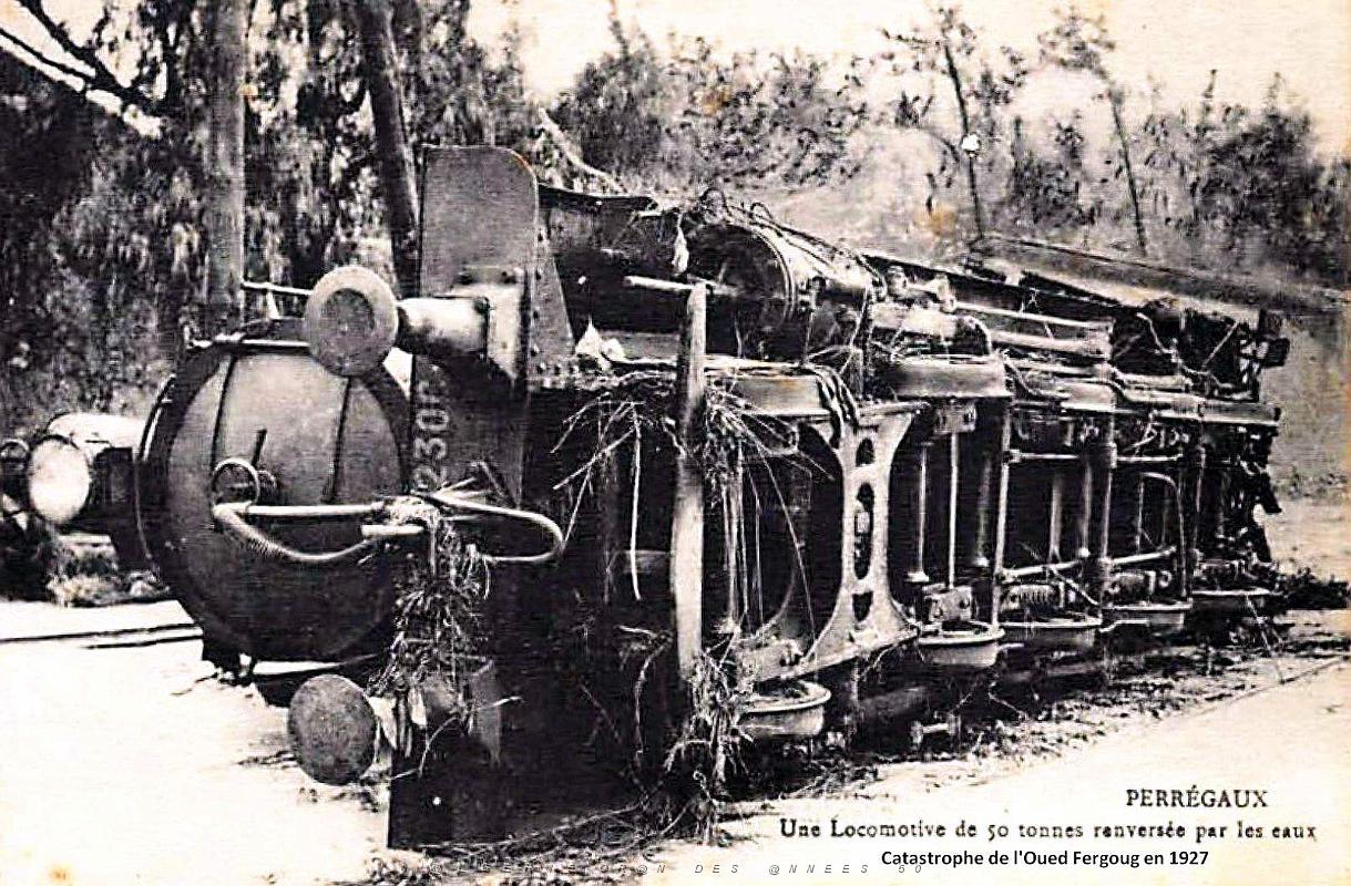 Perregaux - Locomotive renversee par les eaux - Catastrophe Oued Fergoug - 1927.jpg